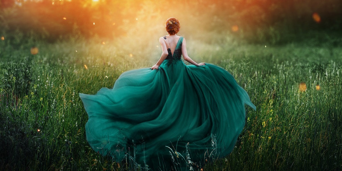 How to Wear an Emerald Green Evening Dress?